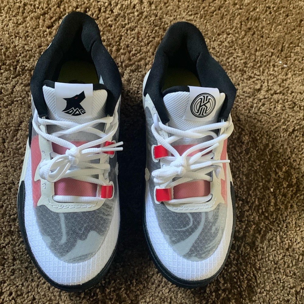 Never Worn NIKE KYRIE 8 in original box Size 6Y